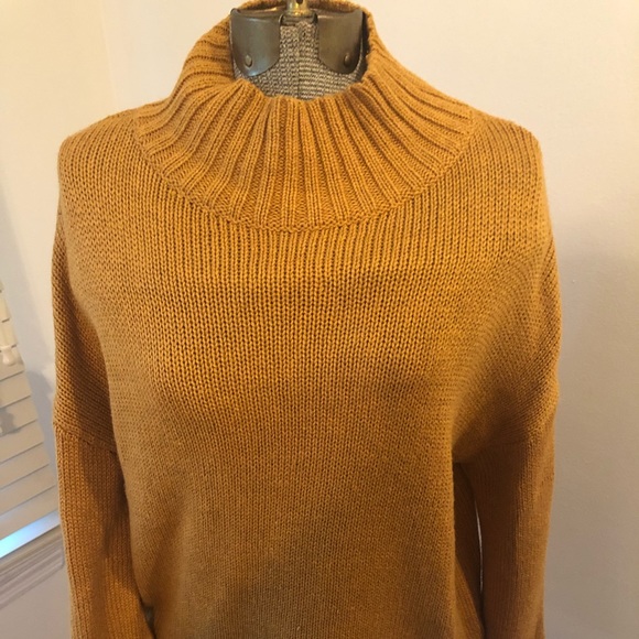 Old Navy Sweaters - 🍂Gorgeous Gold fall Sweater